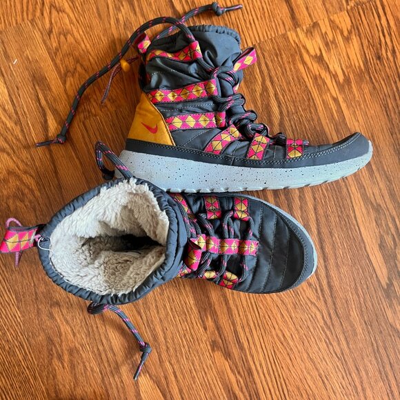 Nike Roshe Run Sneaker Boot – Women’s Size 5 - Picture 1 of 4